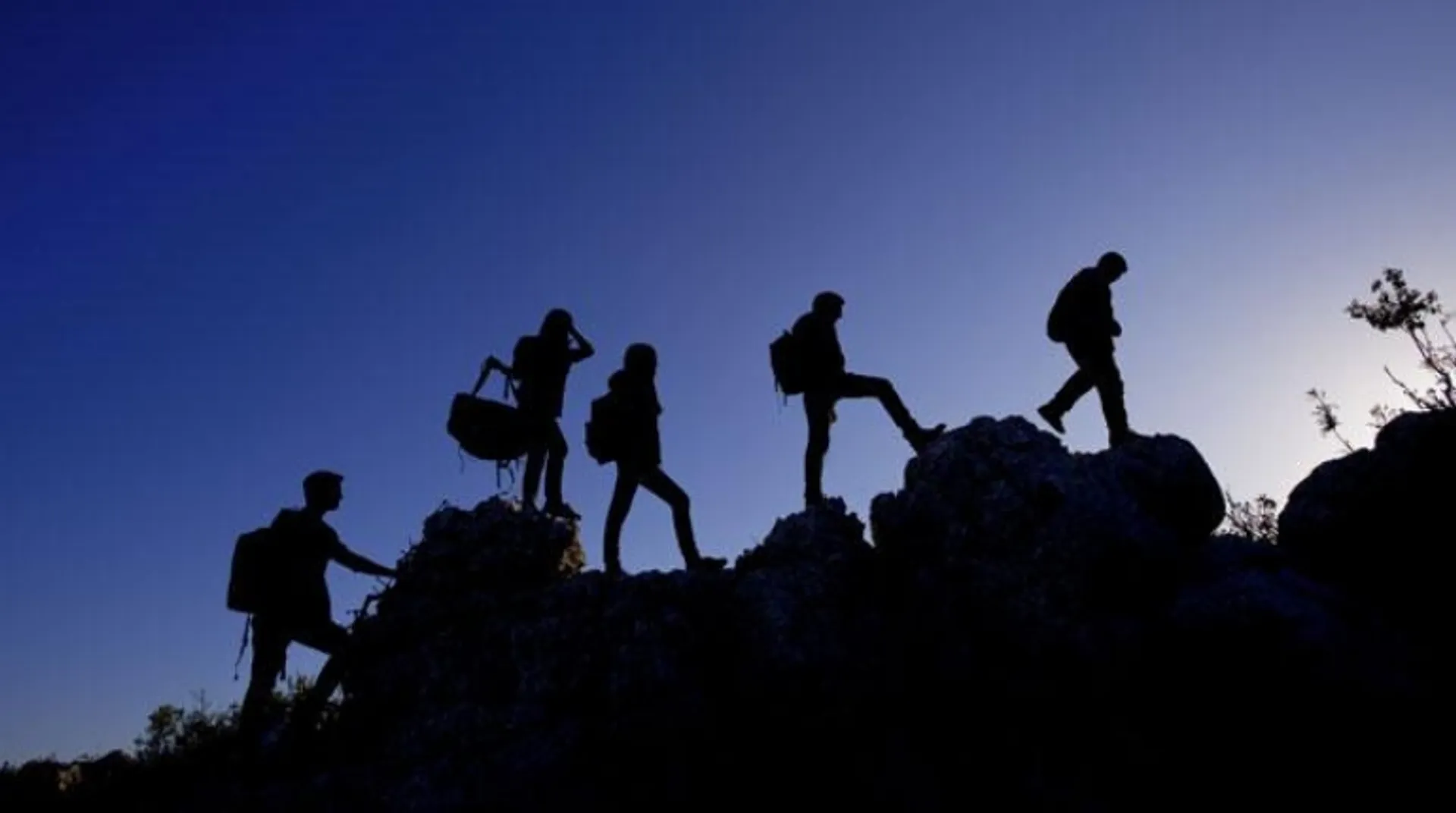 Heavy snow hampers search for missing South Korean, Nepal trekkers